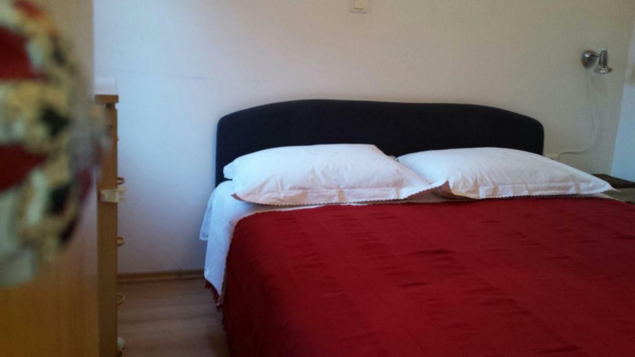 Apartman Apt With Parking Green Grass Of